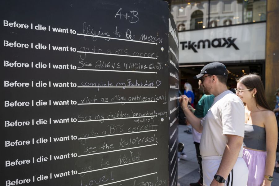 Wand zum Ausfüllen "Before I die..." auf dem Bennofest 2024