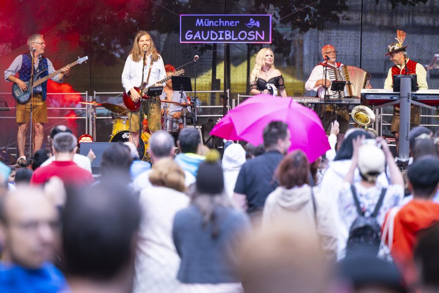 Band Gaudiblosn auf der Bühne des Bennofests 2024