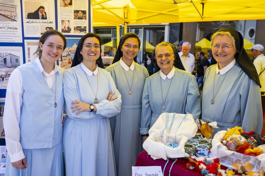 Schwestern auf dem Bennofest 2024