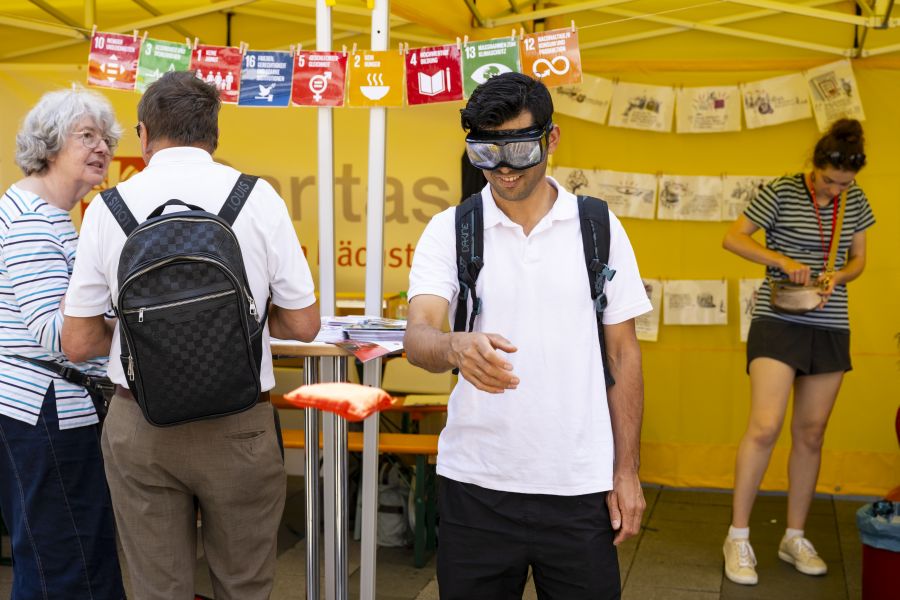 Bennofest-Besucher mit Virtual Reality-Brille