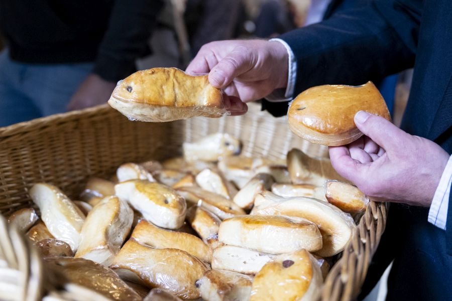 Fische aus Brotteig bei der Messe im Liebfrauendom anlässlich des Bennofests 2024