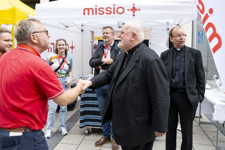 Kardinal Reinhard Marx am Stand von Missio auf dem Bennofest 2024
