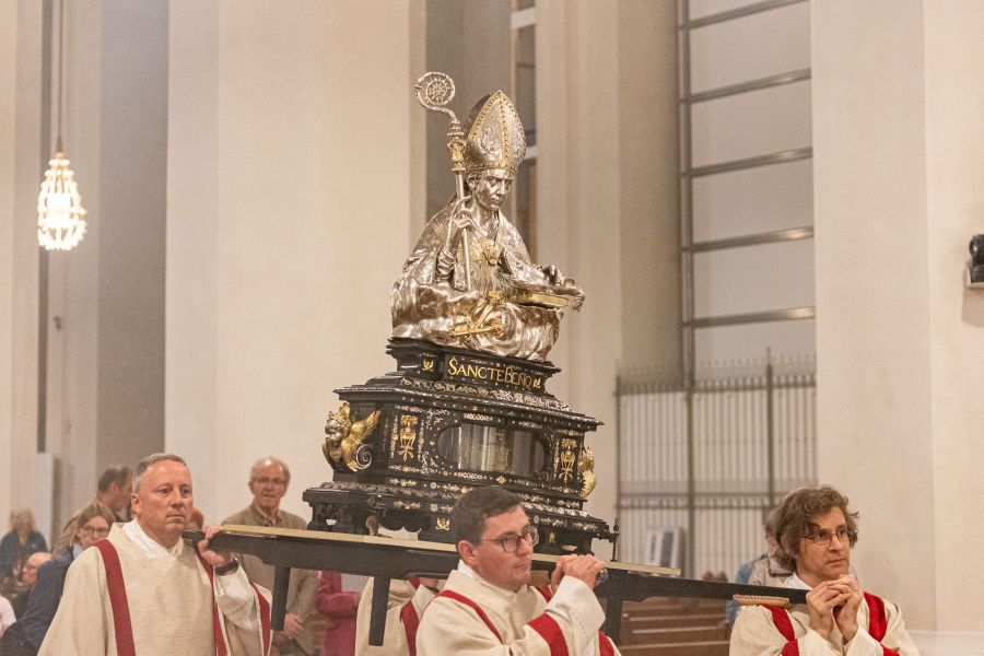Die Statue des Heiligen Benno wird bei der Prozession durch die Frauenkirche während der Vesper getragen