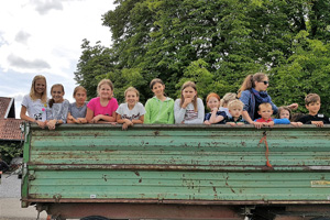 Chorwochenende - Pause auf dem Traktor-Anhänger