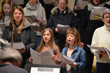 Kinder singen im Familienchor