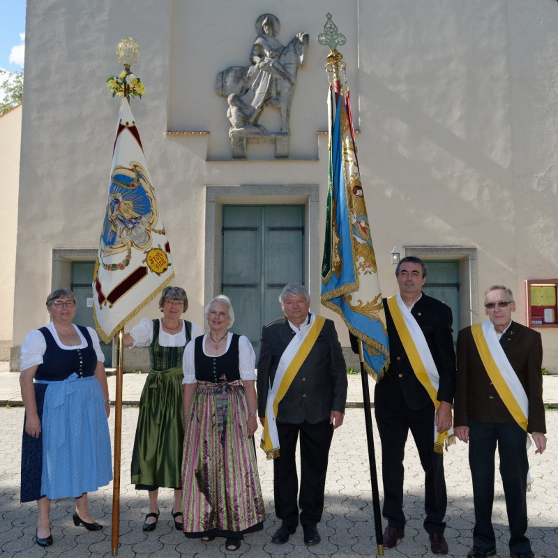 Drei Frauen des Frauenkreises mit Fahne und drei Männer mit der KAB mit Fahne