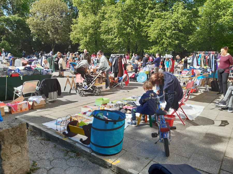 Verkaufsstände vom Flohmarkt, dazwischen Besucher