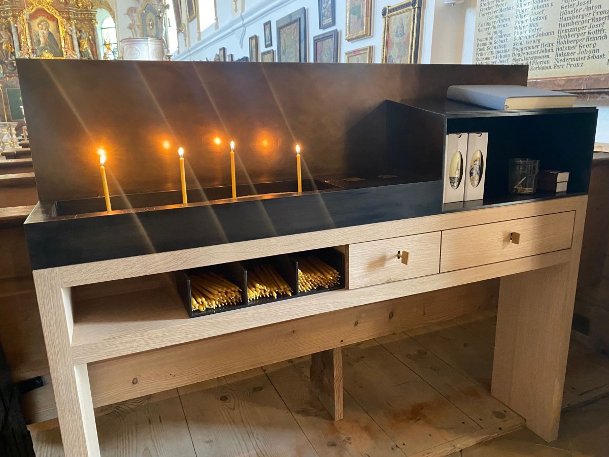 Neukirchen Opferkerzen und Schriftenstand