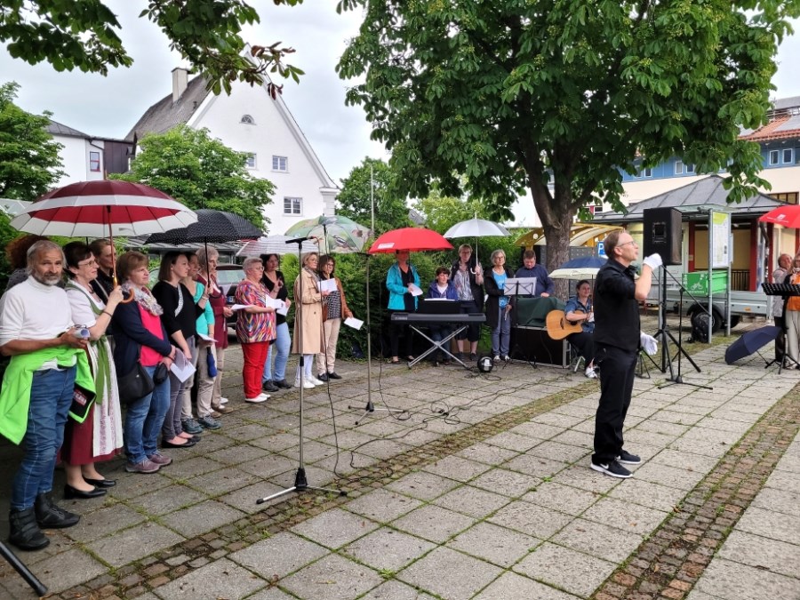 St_Georg_Lobpreischor_Singen_Marktplatz_09.06.2024 (3)