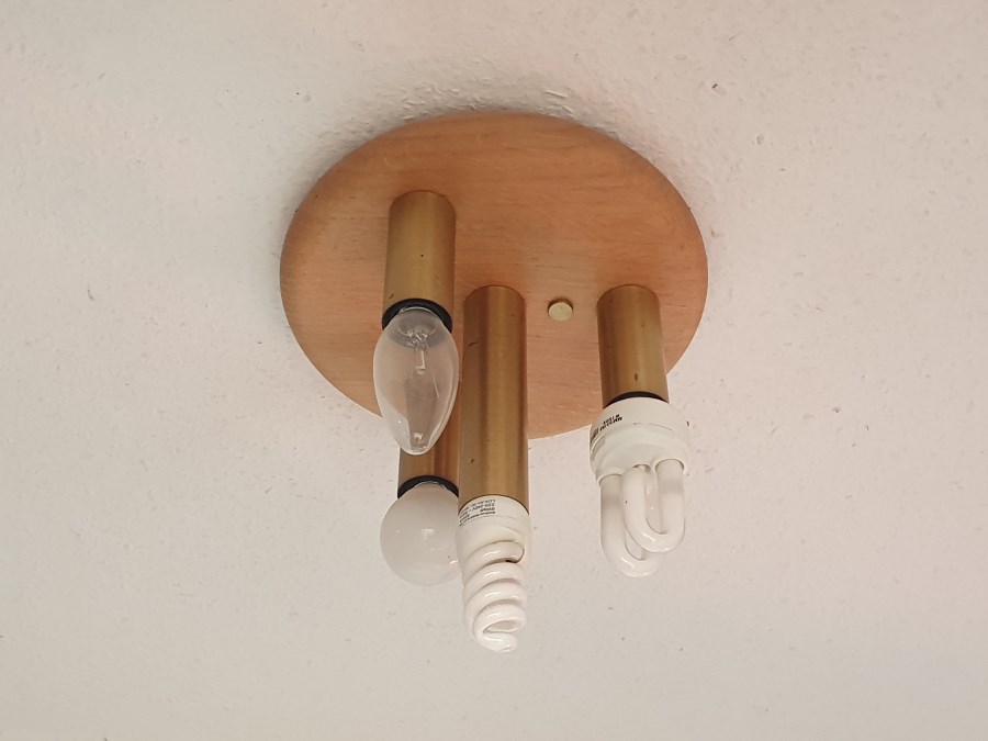 Bild von einer Deckenlampe, in die vier verschiedene Glühbirnen eingeschraubt sind