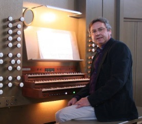 Der Kirchenmusiker Bernhard Hofmann sitzt am Spieltisch der Goll-Orgel.