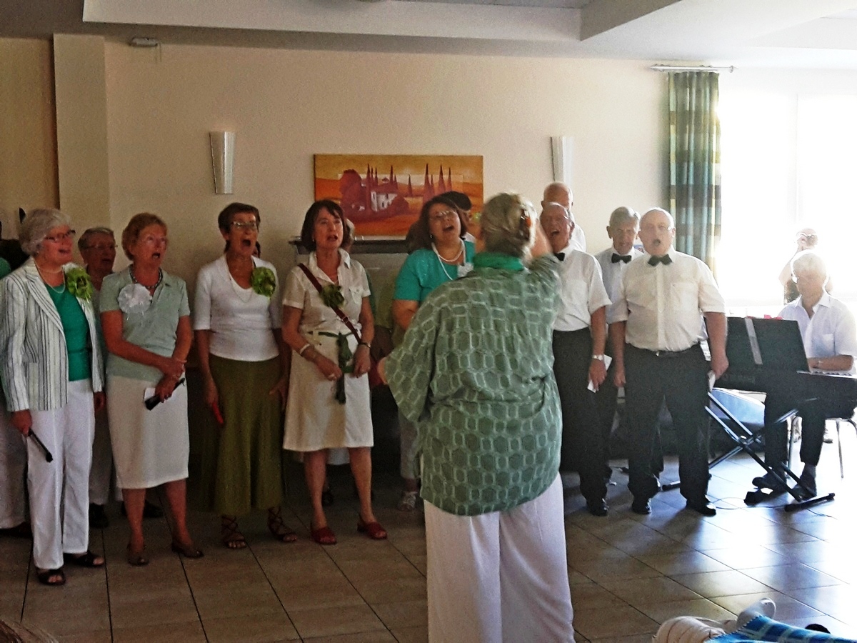 Sängerinnen und Sänger bei einem Auftritt im Seniorenheim