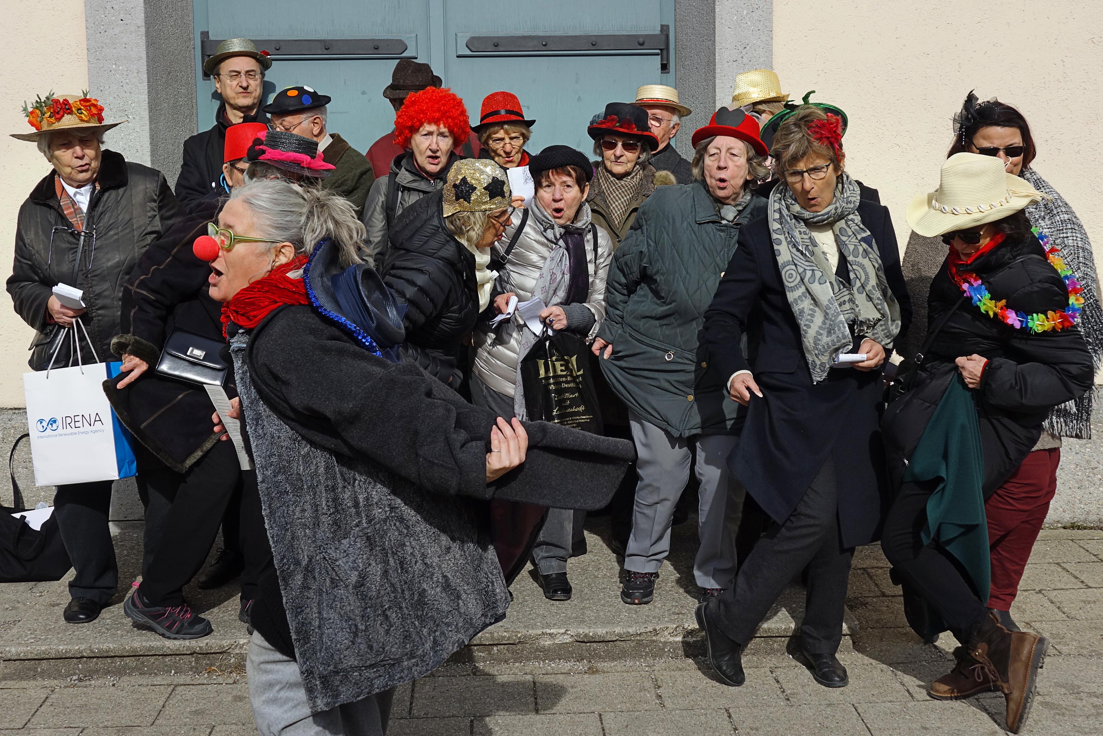 Frauen und Männer in Faschingsverkleidung vor dem Kirchenportal