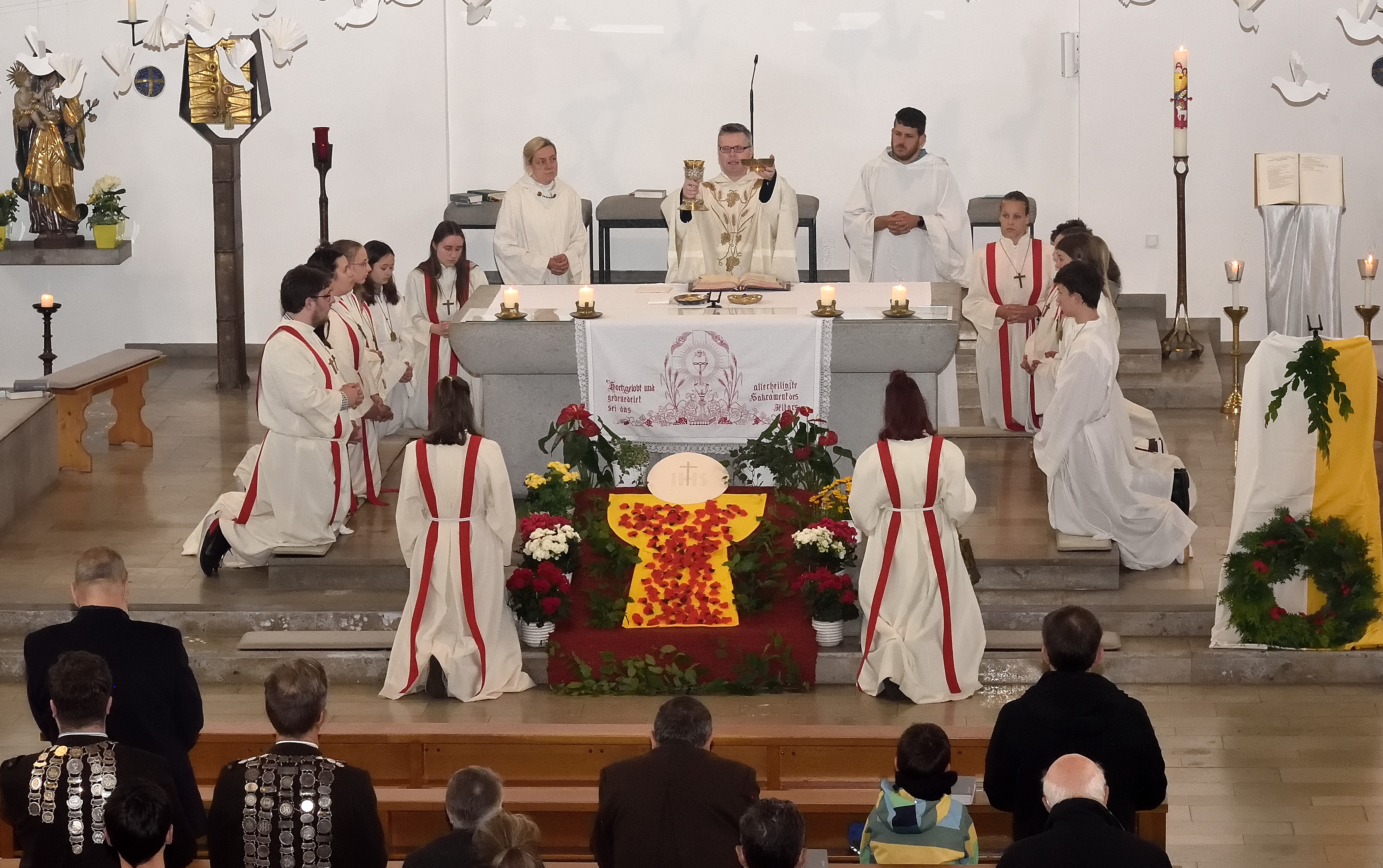 P. Dariusz bei der Eucharistiefeier