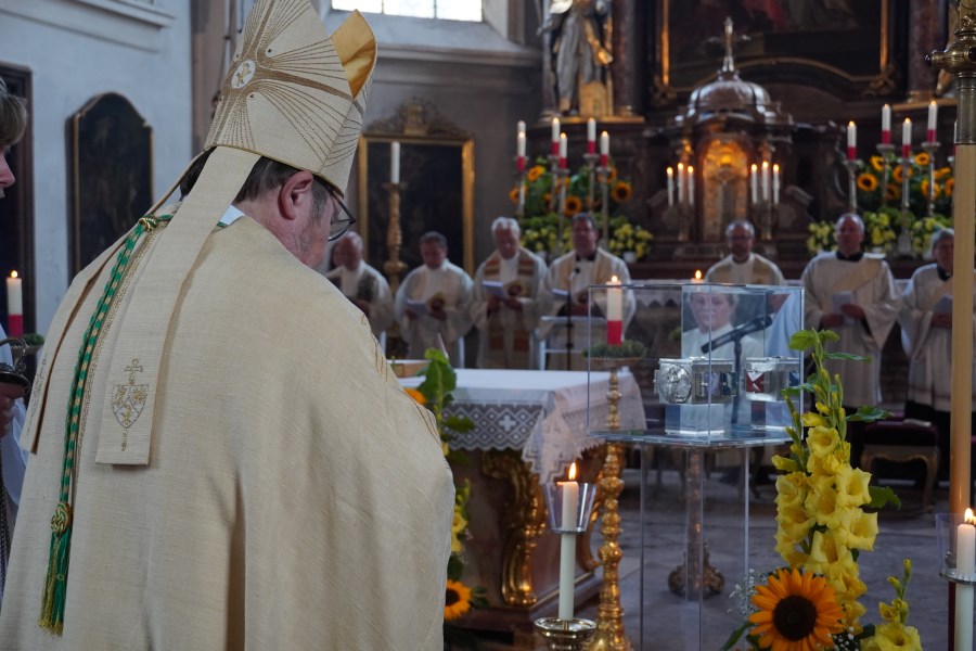 Weihbischof Wolfgang Bischof verneigt sich vor der Reliquie des heiligen Korbinians