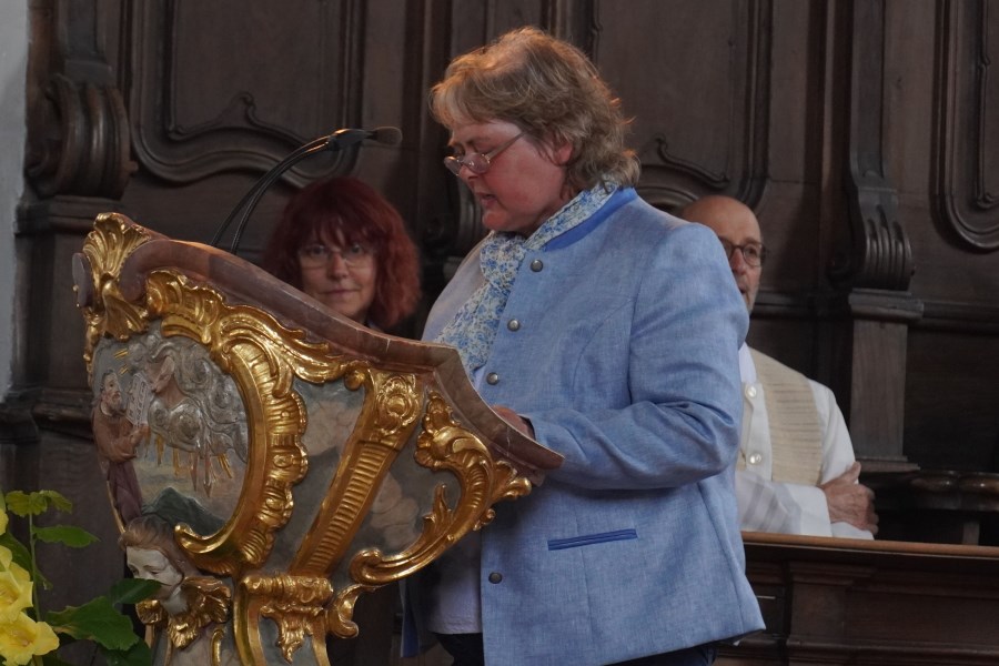 Dekanatsratsvorsitzende Christine Schmid liest die Lesung
