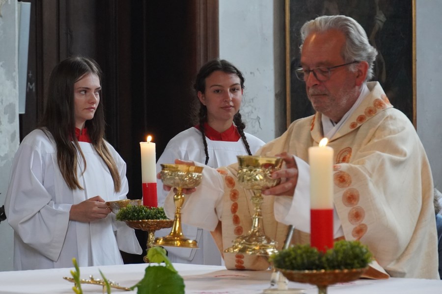 Diakon Manfred Scharnagl bei der Gabenbereitung