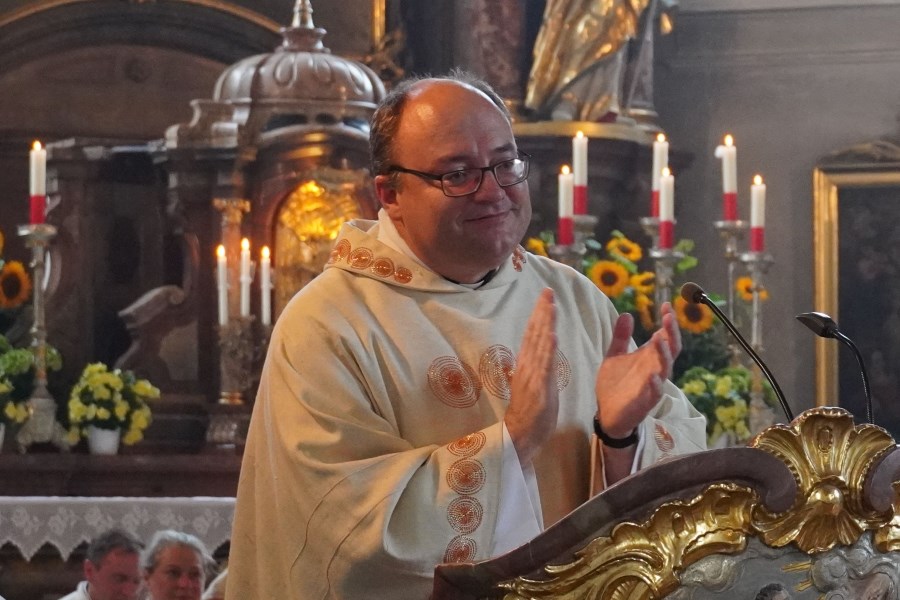 Dekan Klaus Vogl bedankt sich bei den Mitwirkenden