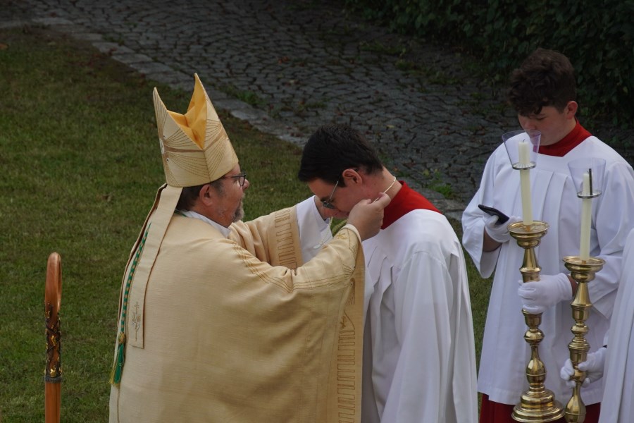Weihbischof Wolfgang Bischof überreicht den Ministranten eine Plakete