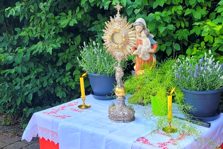 Altar bei Prozession durch Babensham