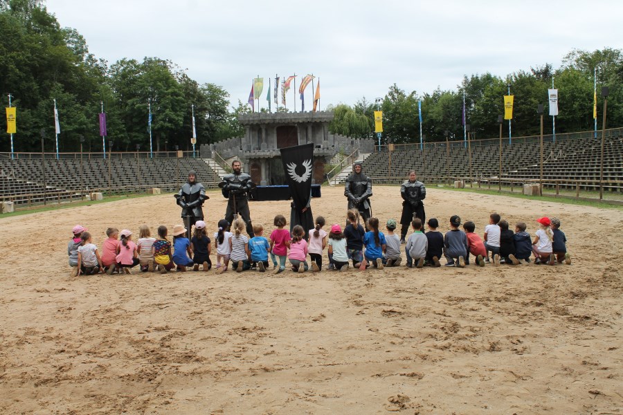 Kinder knien vor den Rittern