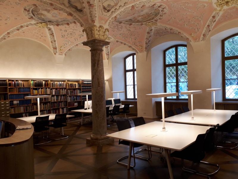 Der Lesesaal, ehemals barocke Sakristei der Karmeliterkirche, in seiner bisherigen Gestalt