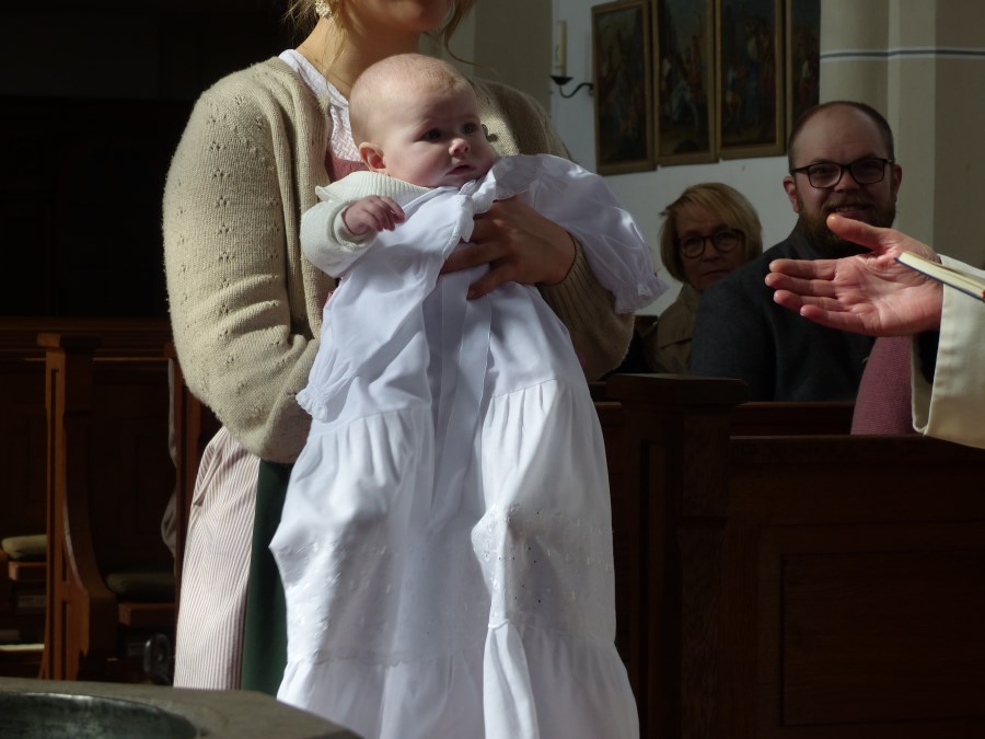 Täufling im Taufkleid