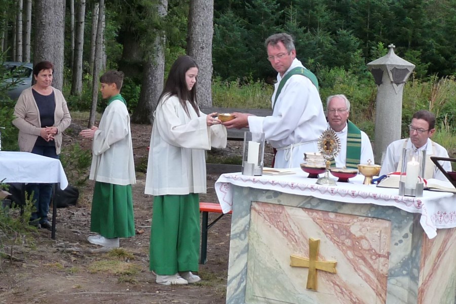 22 die Ministranten bringen die Gaben