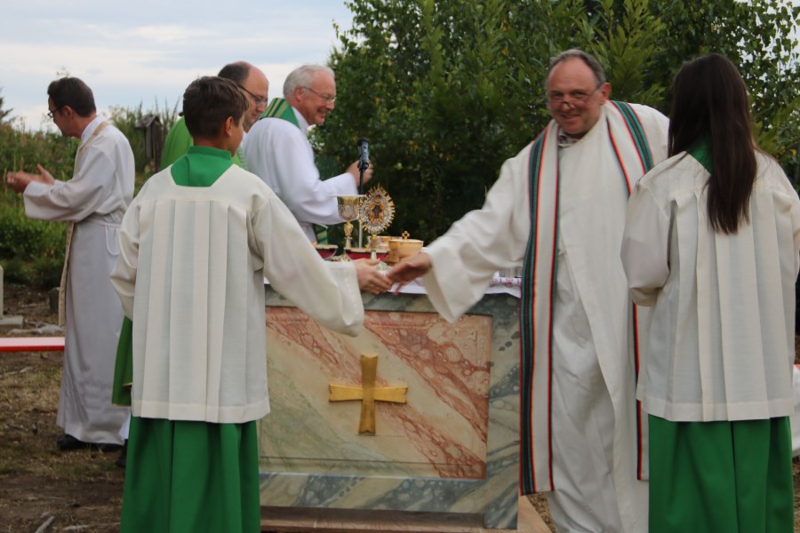 30 stellvertretender Dekan Franz Eisenmann beim Friedensgruß