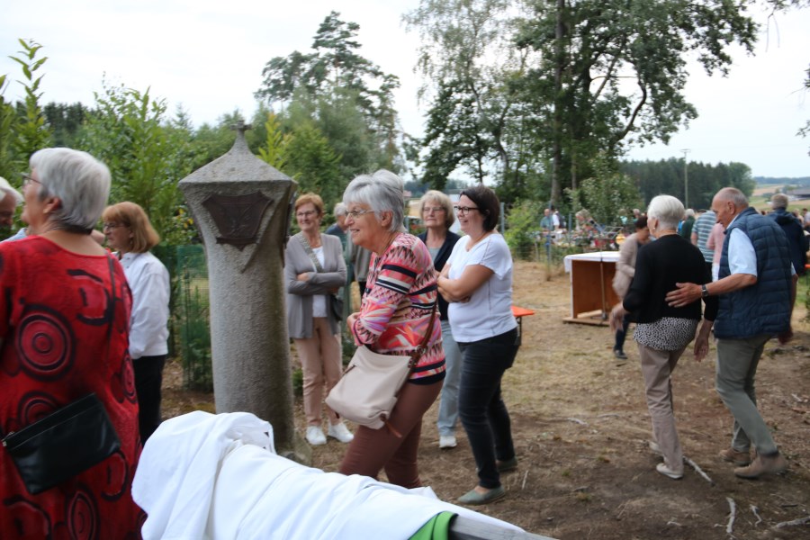 42 einige Gottesdienstteilnehmer schauen sich den Diözesangrenzstein an