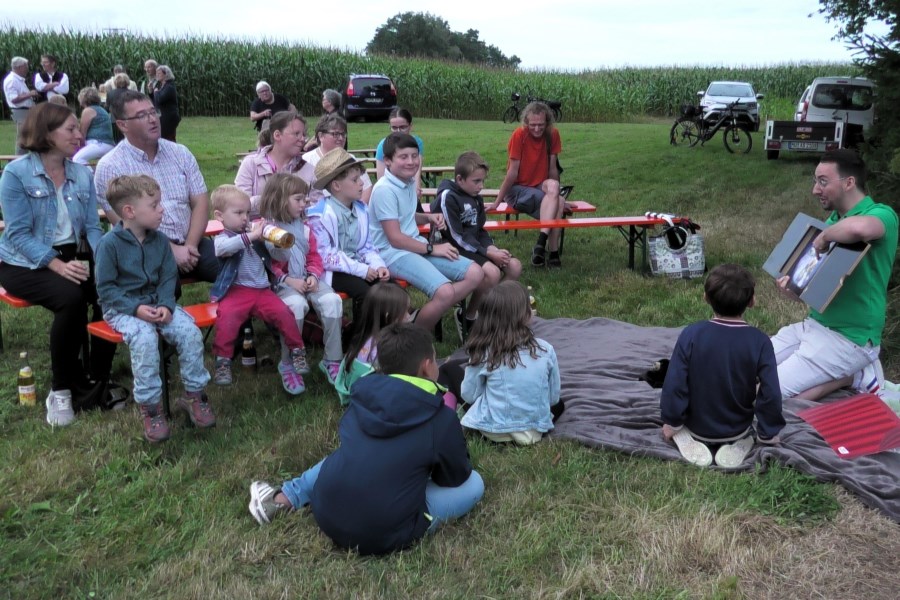 45 Michael Kulhanek bei den Kindern