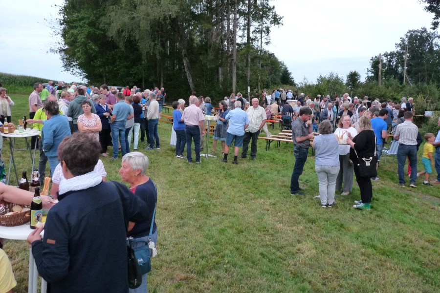 50 sehr viele Gottesdienstbesucher blieben noch bis spät in die Nacht zum Austausch da