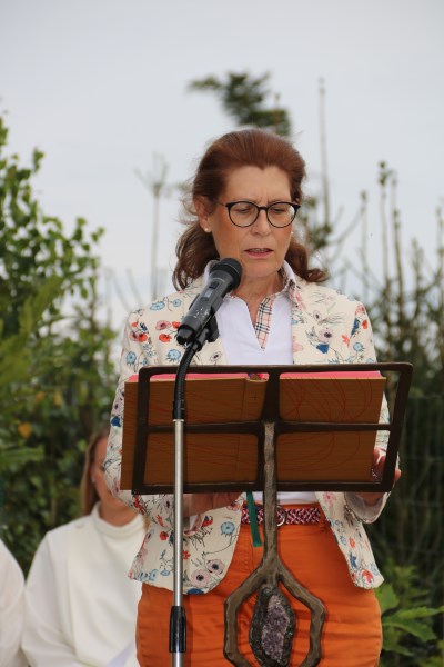 Frau Hell beim Lesen der Lesung