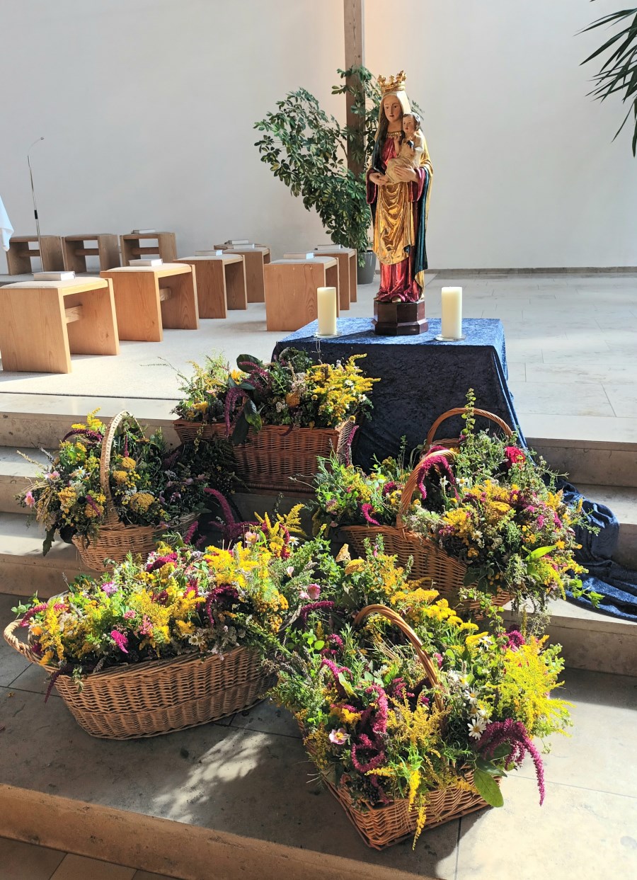 KDFB Kräuterbuschen vor Maria