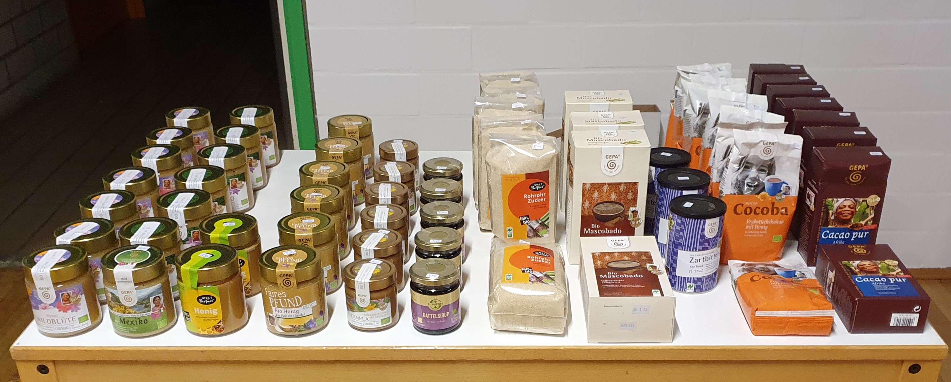 Warenpräsentation beim Verkauf des Eine Welt Tisch