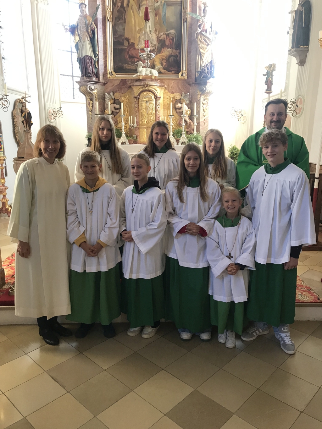 Lisa steht hintern in der Mitte, Valentina vorne rechts