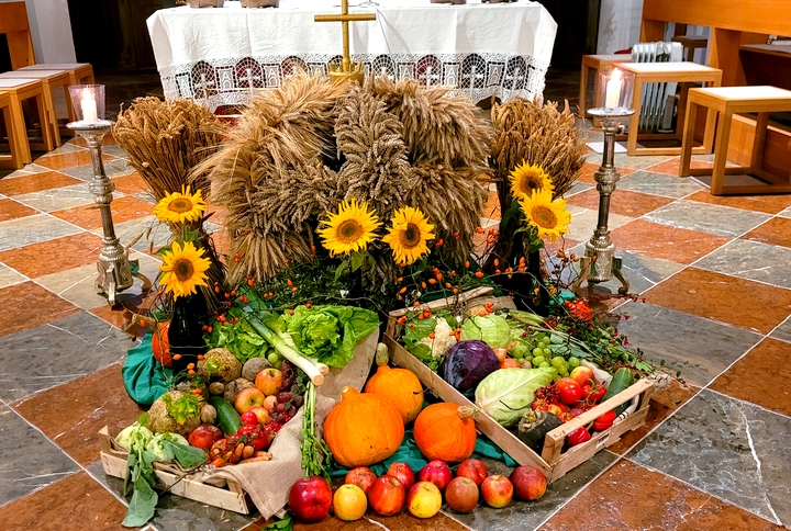 Erntedank-Schmuck am Altar