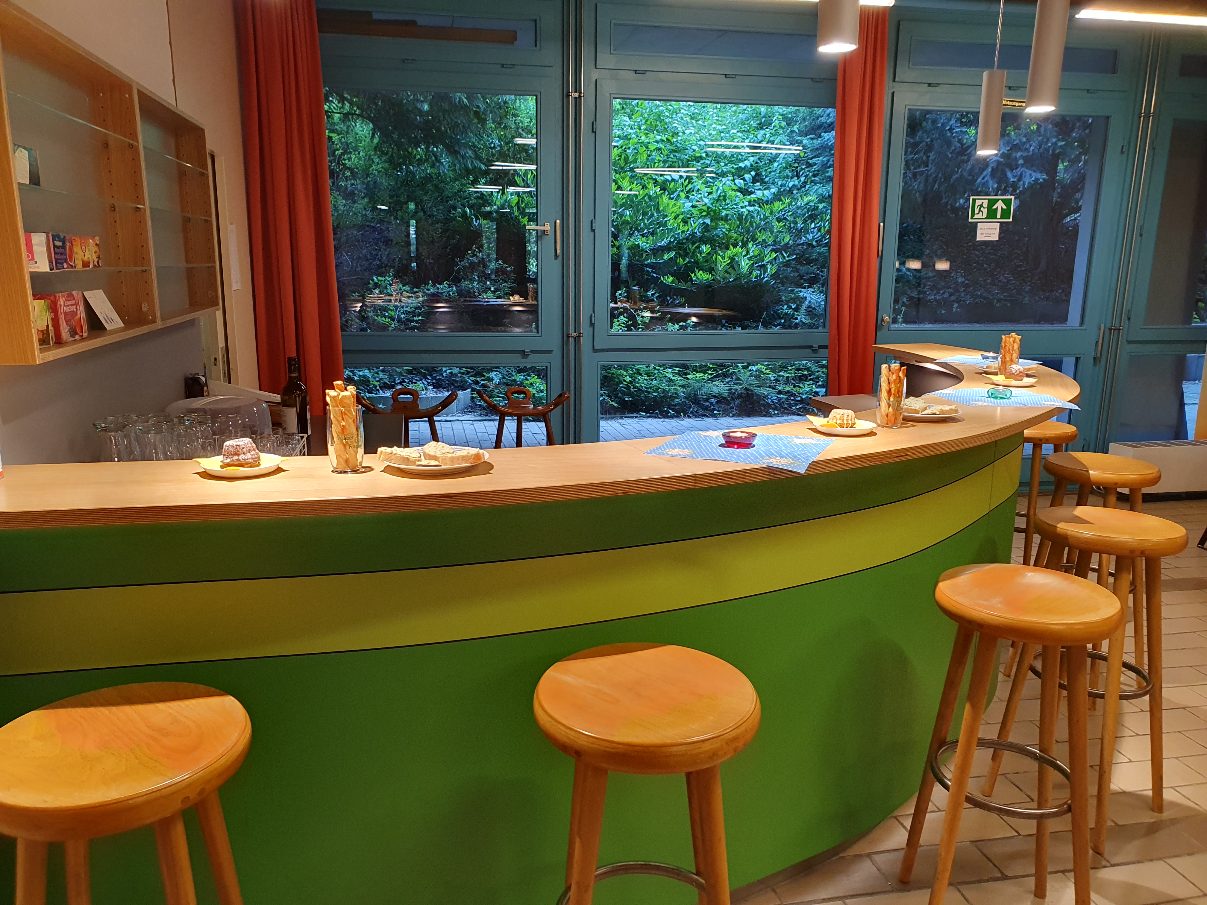 Foto von der Theke in Frieden Christi, an der der Festausschuss nach den Gottesdiensten Getränke anbietet.