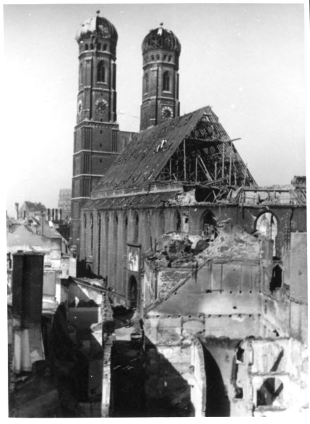 Blick vom Rathaus auf den zerstörten Münchner Dom. Aufnahme von Stadtpfarrer Otto Breiter, 16. März 1945