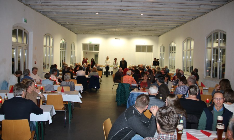 Pfarrer Eisenmann bei Begrüßung