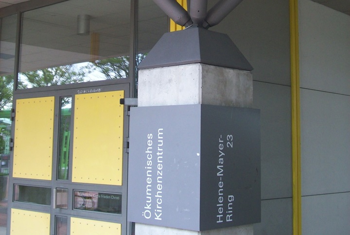 Eine Säule des ökumenischen Kirchenzentrums Olympiadorf