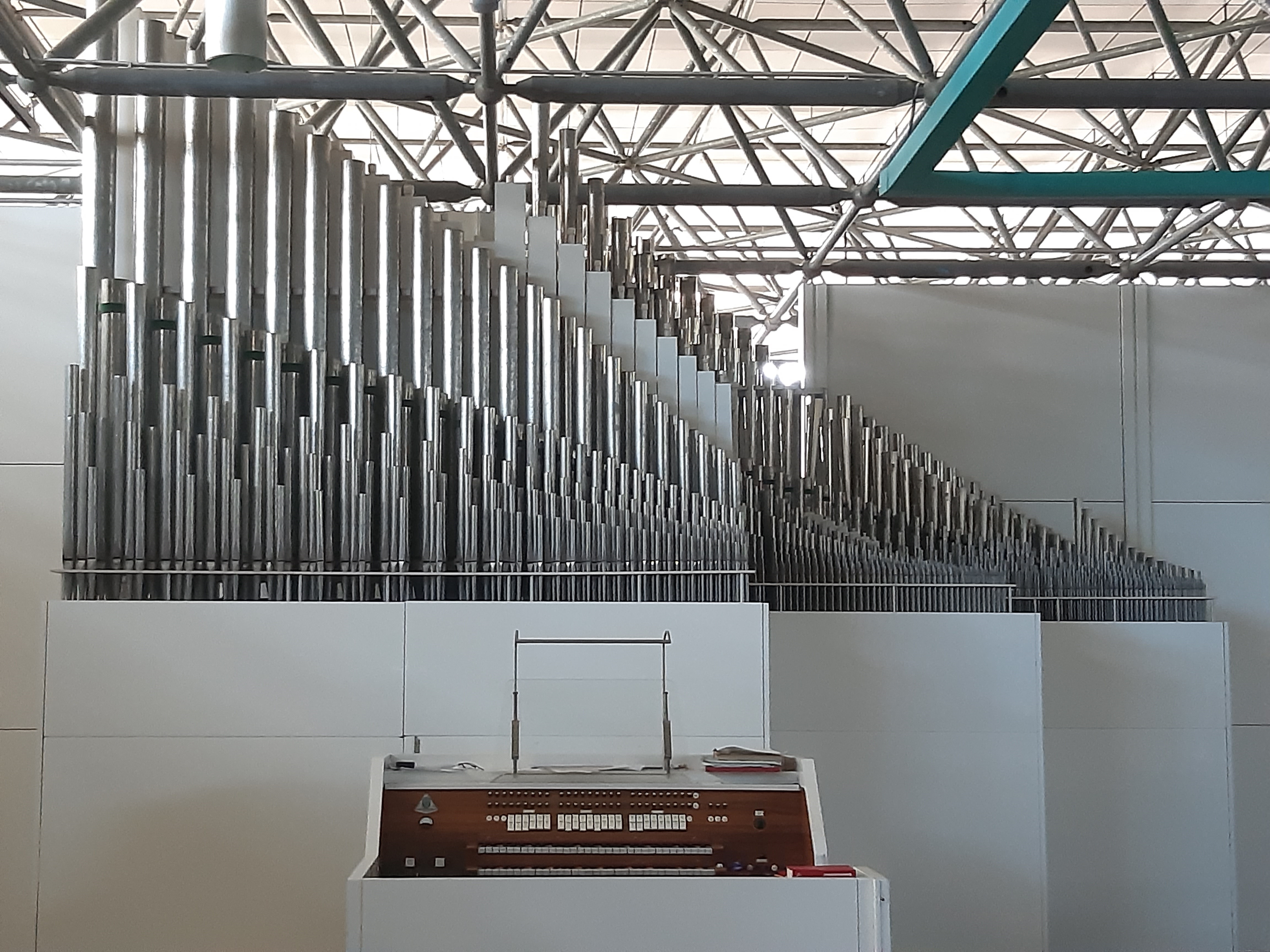 Die Orgel in der Sonntagskirche von Frieden Christi, frontal