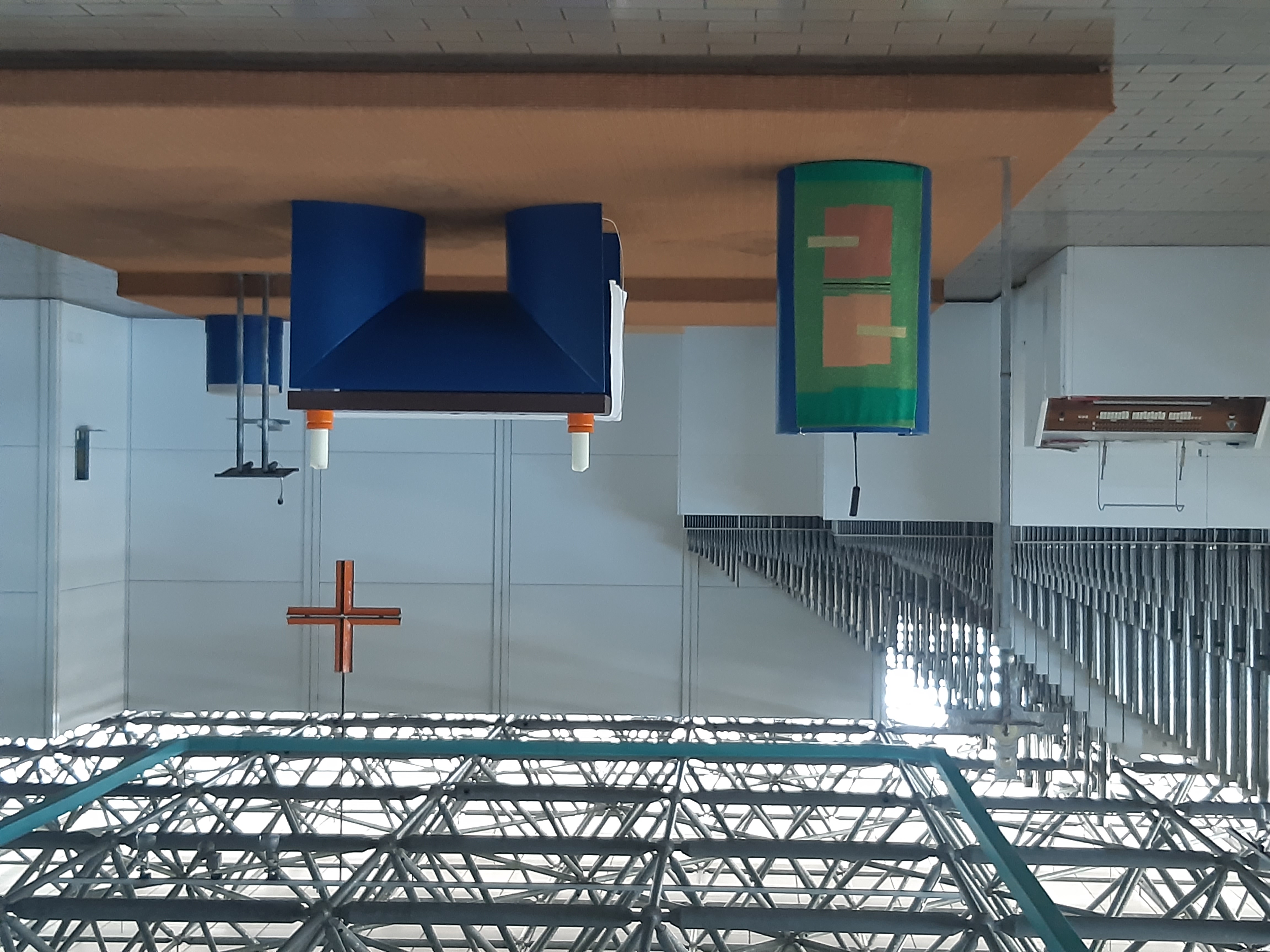 Altarbereich der Sonntagskirche von Frieden Christi (Olympiadorf) mit Orgel