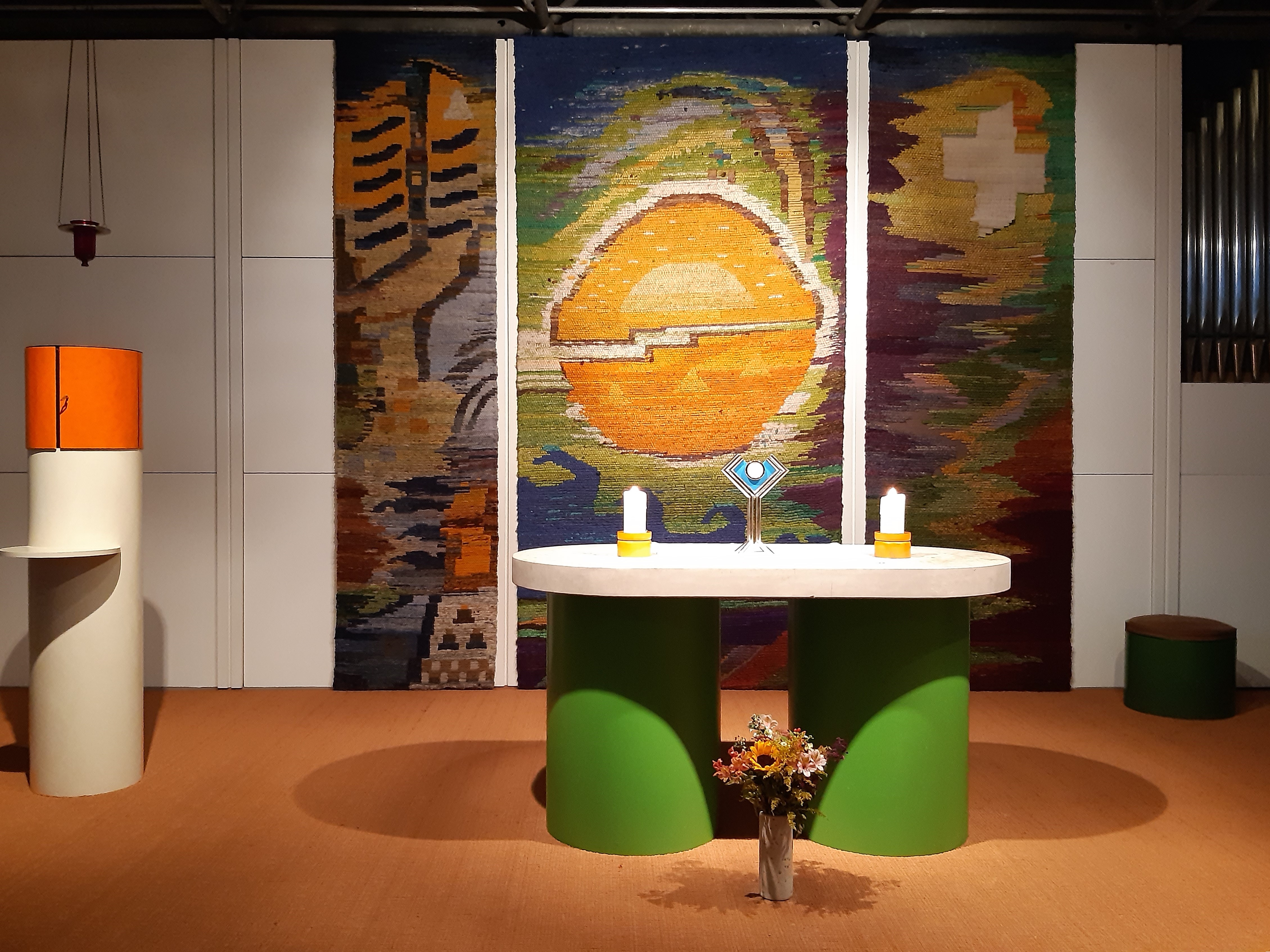 Monstranz auf dem Altar zur Eucharistischen Anbetung