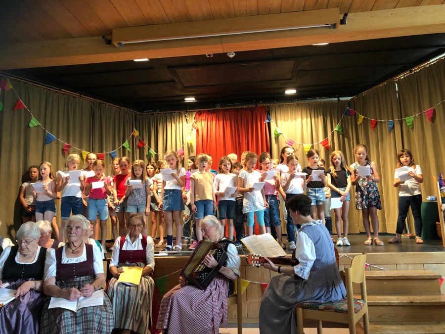 Kinderchor und Seniorenchor singen gemeinsam