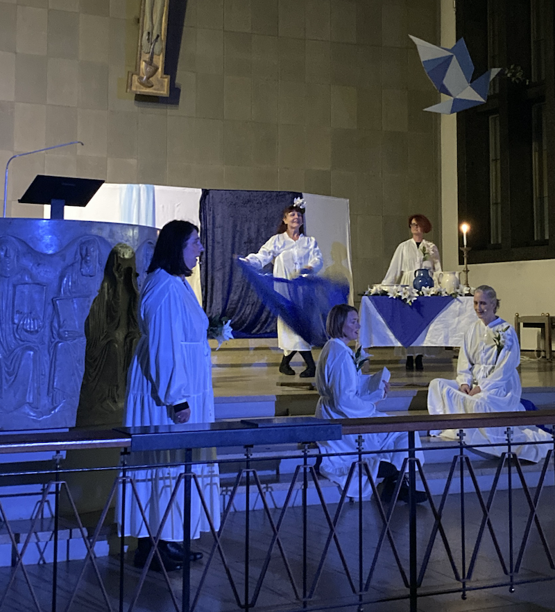 05-Mysteriensiel-im-Altarraum-2024-11-800-008