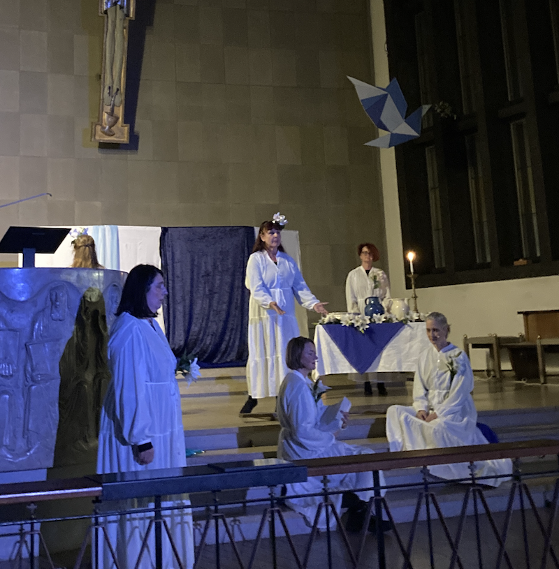 07-Mysteriensiel-im-Altarraum-2024-11-800-007