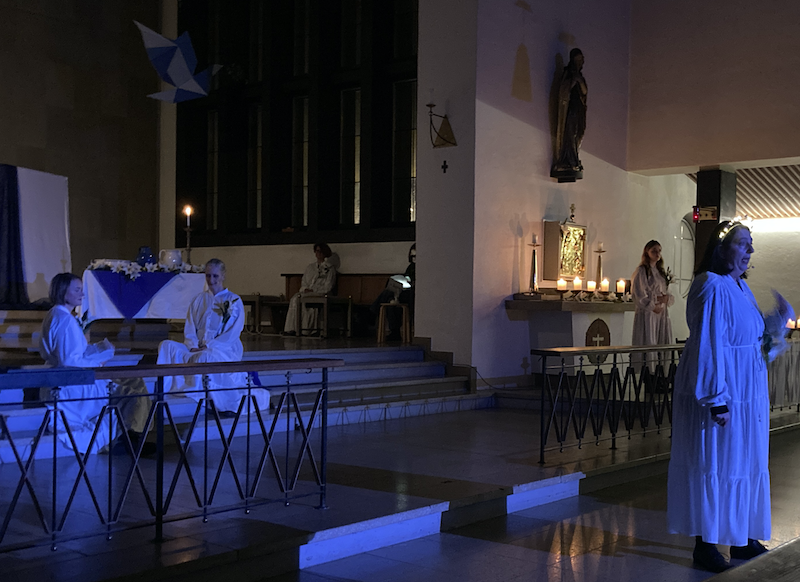 09-Mysteriensiel-Poeschl-Blau-2024-11-800-013