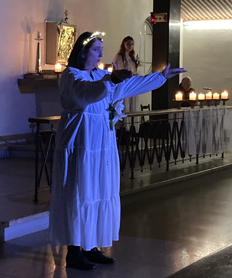 10-Mysteriensiel-Poeschl-arme-ausgebreitet-XXXX-2024-11-800-014