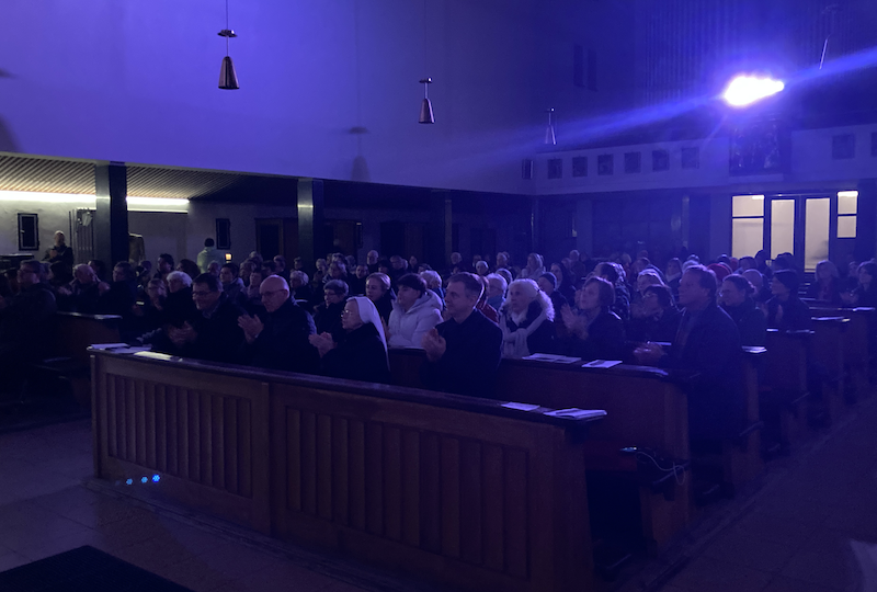 14-Mysteriensiel-Zuschauer-blau-2024-11-800-021